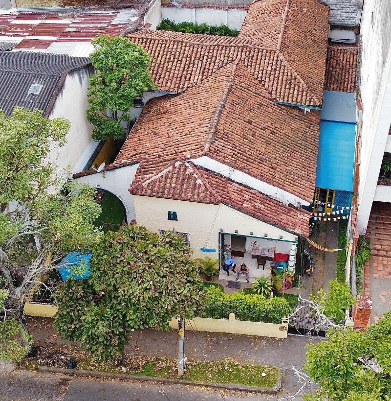 The Pelican Larry Hostel image