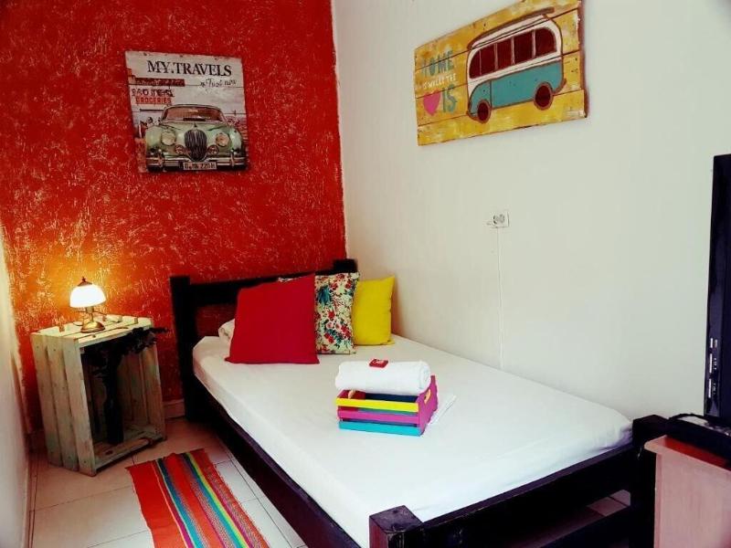 The Pelican Larry Hostel image