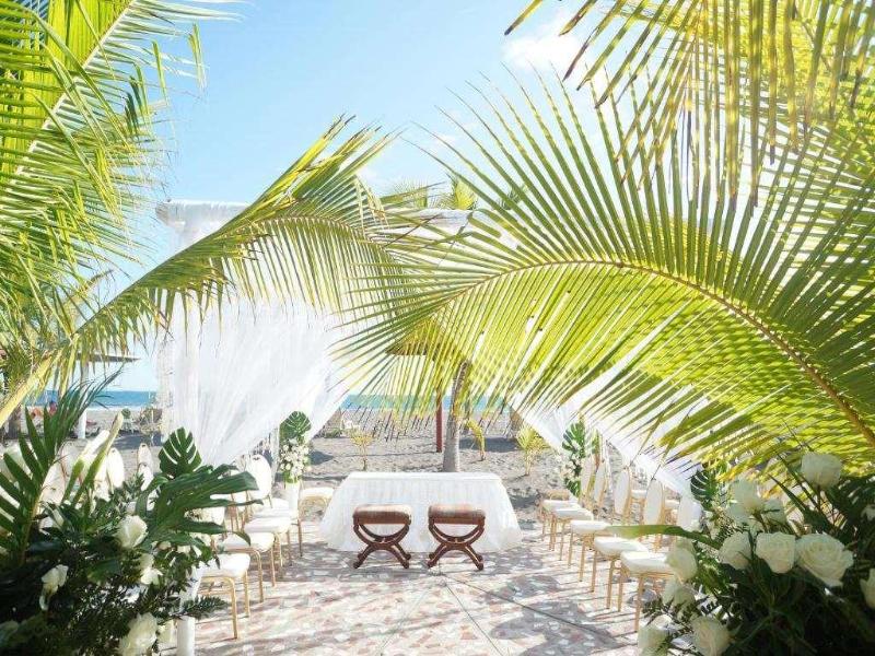 Las Olas Beach Resort image