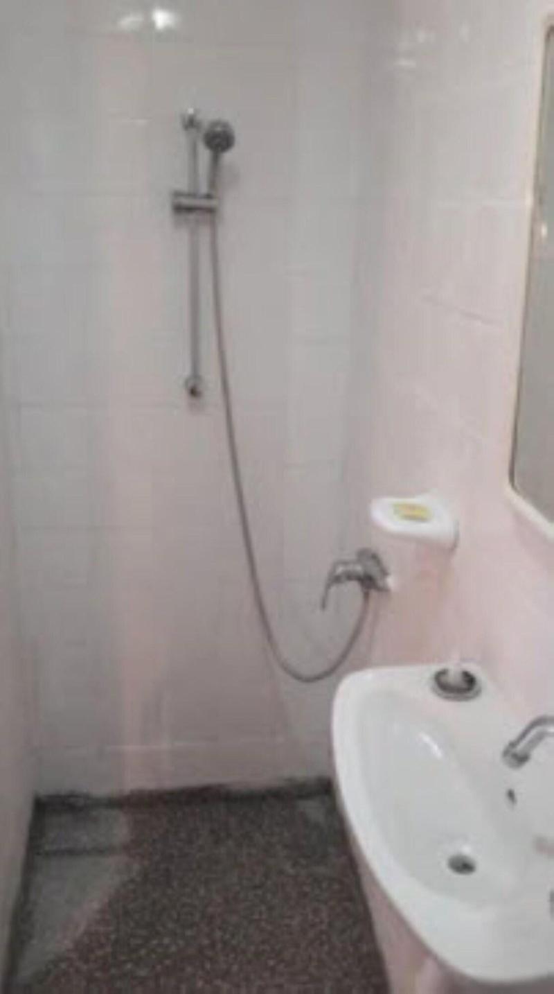 SINGLE WITH SHARED BATHROOM