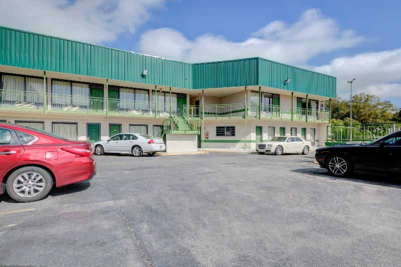 OYO Hotel Douglas GA US-441 image
