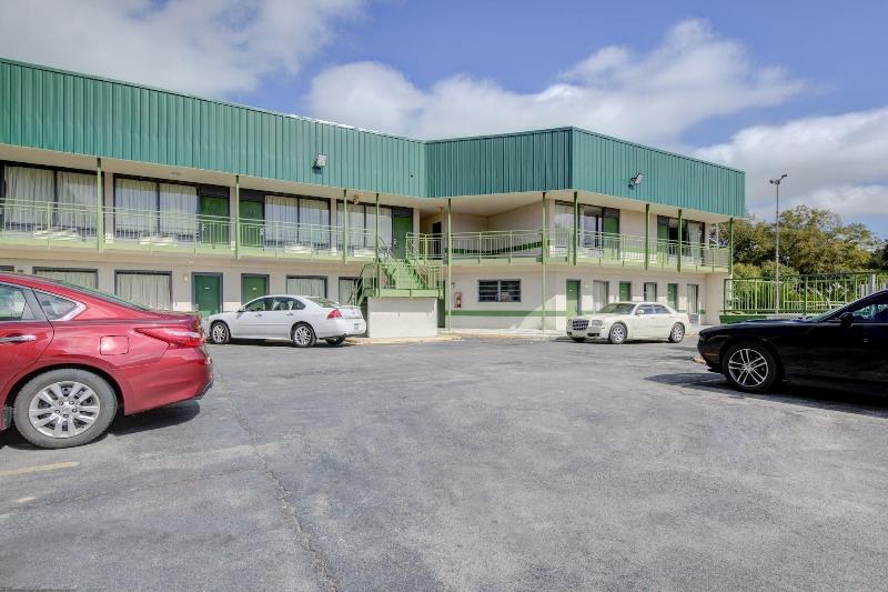 OYO Hotel Douglas GA US-441 image