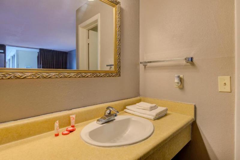 OYO Hotel Douglas GA US-441 image