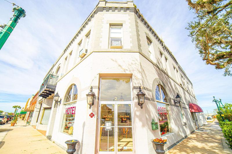 Oak Park Inn image