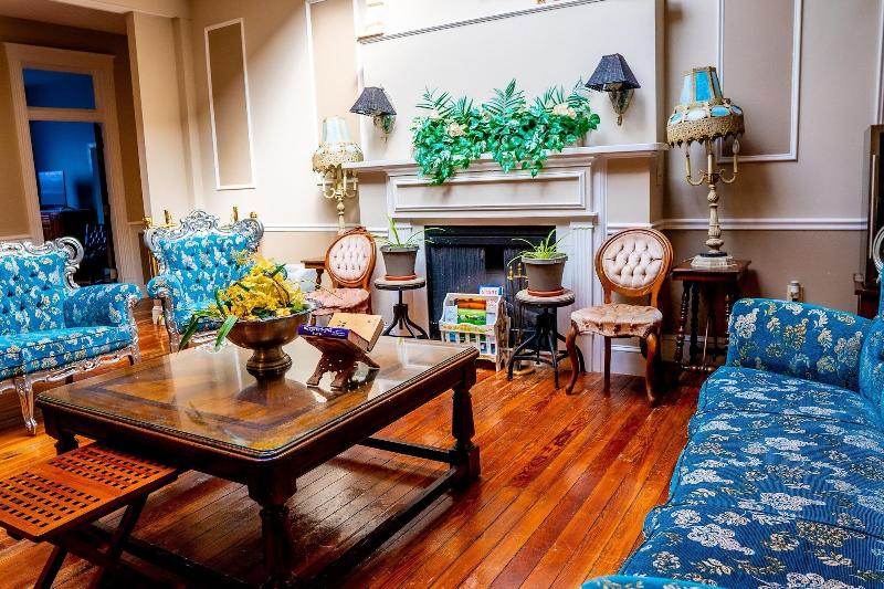 Oak Park Inn image