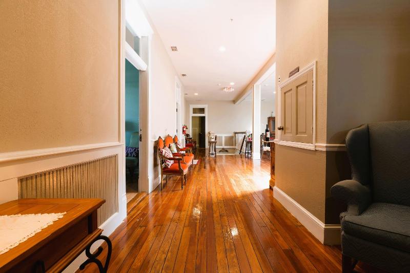 Oak Park Inn image