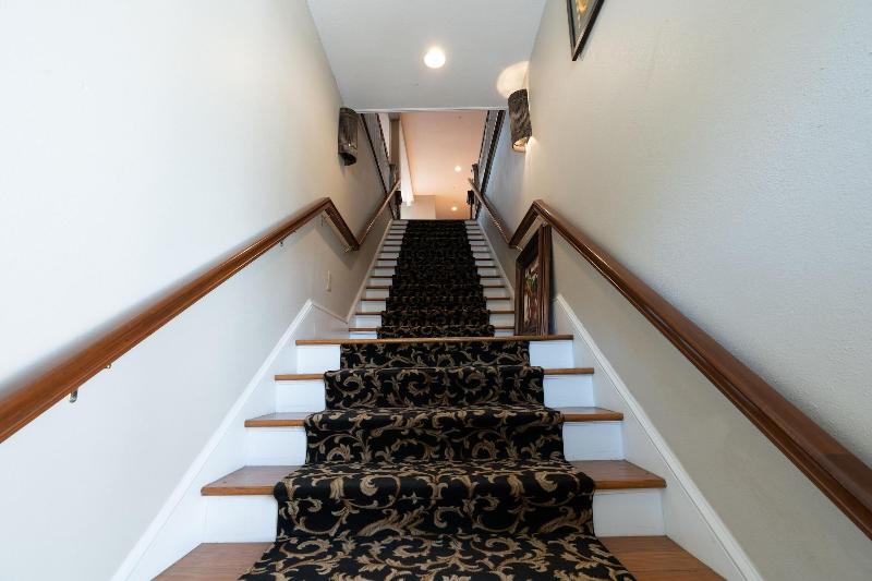 Oak Park Inn image