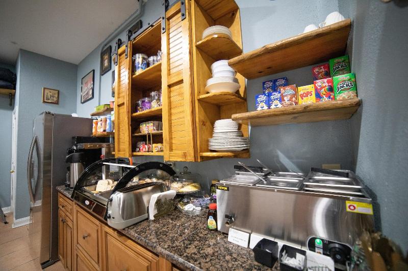 Oak Park Inn image