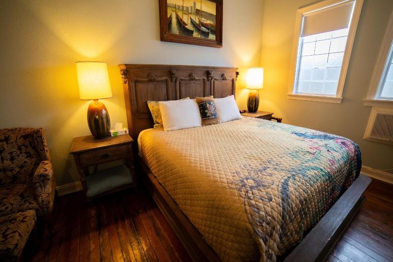 Oak Park Inn image