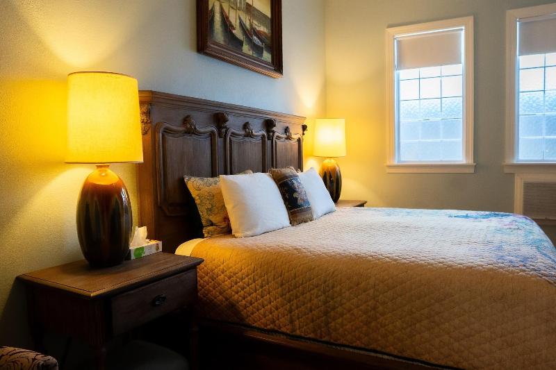 Oak Park Inn image