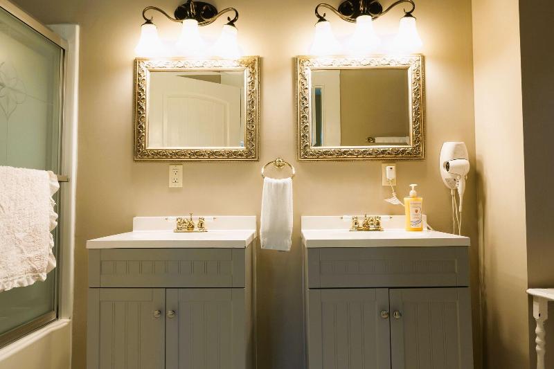 Oak Park Inn image