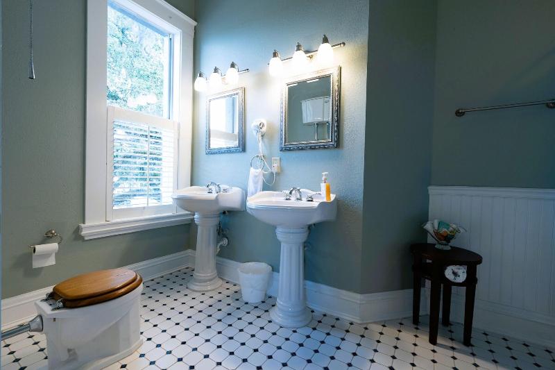 Oak Park Inn image