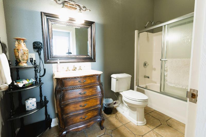 Oak Park Inn image
