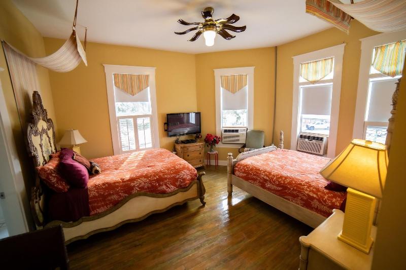Oak Park Inn image