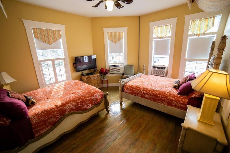 Oak Park Inn image