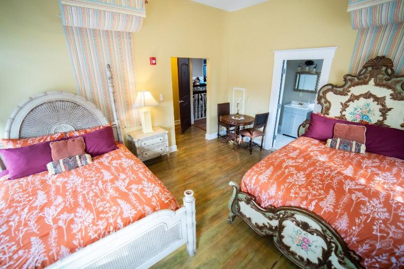 Oak Park Inn image