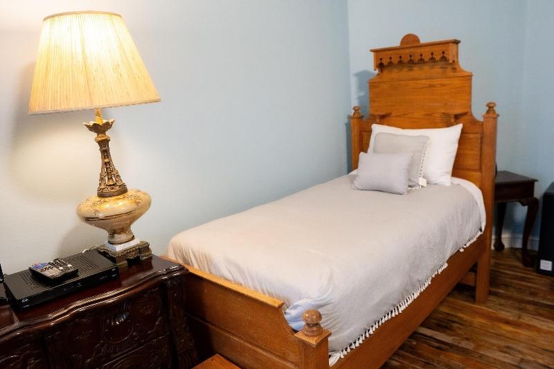 Oak Park Inn image