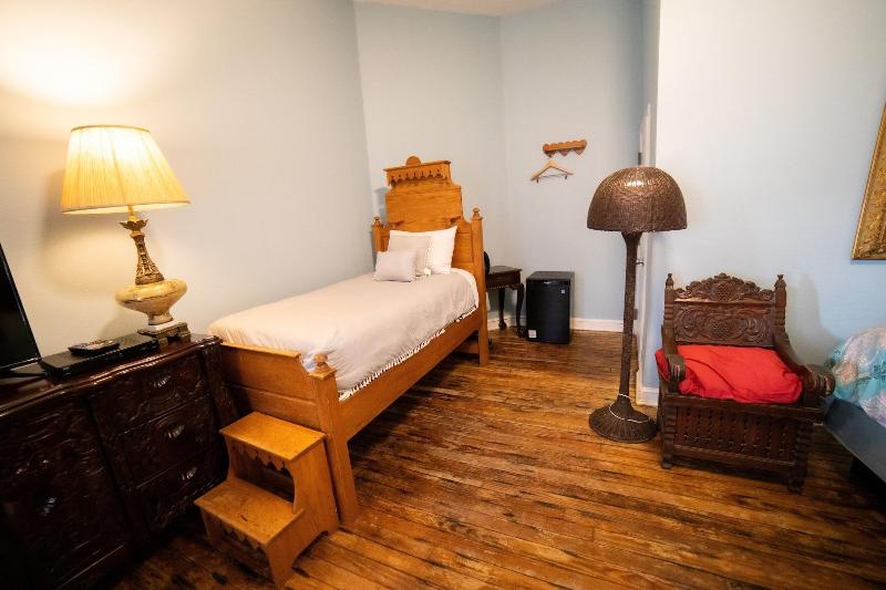 Oak Park Inn image