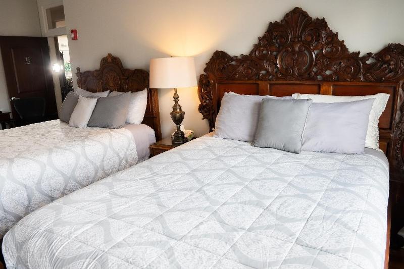 Oak Park Inn image