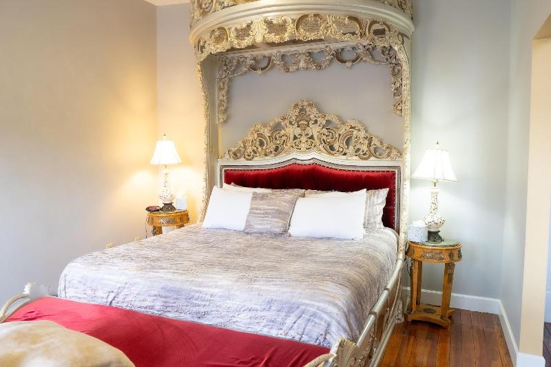Oak Park Inn image