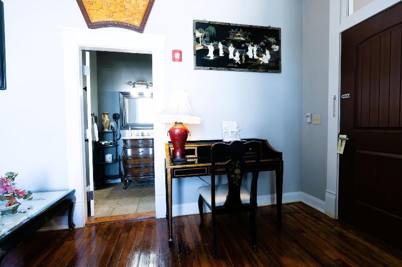 Oak Park Inn image