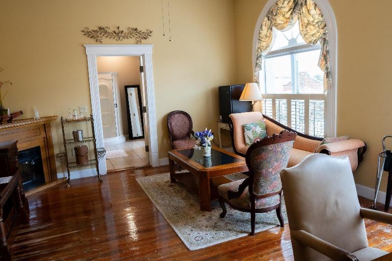 Oak Park Inn image
