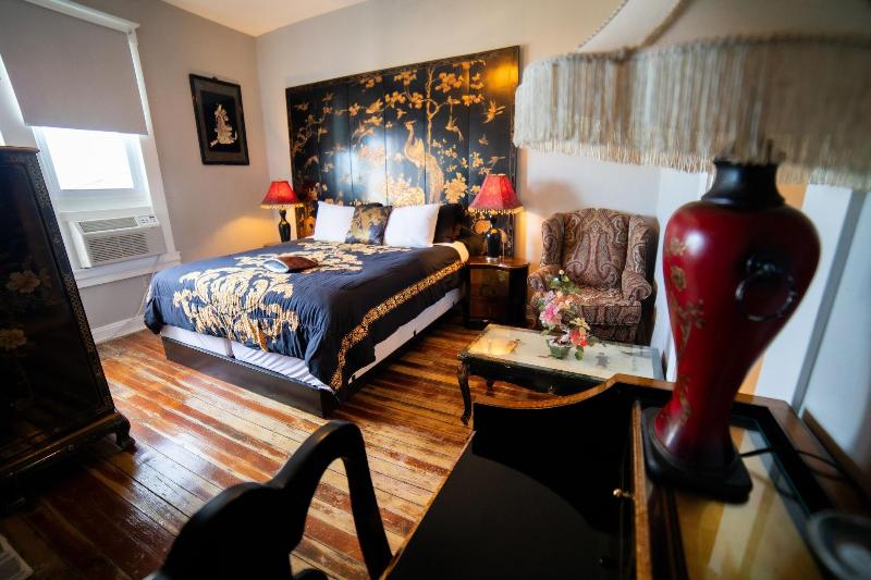 Oak Park Inn image