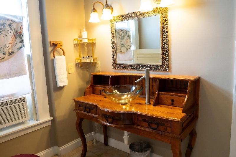 Oak Park Inn image