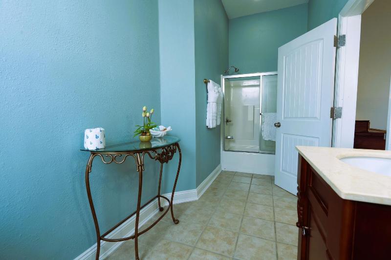 Oak Park Inn image