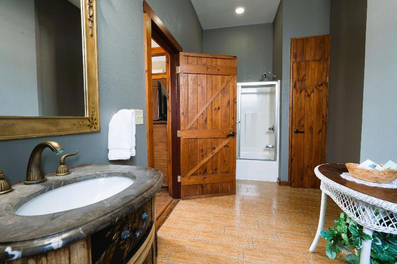 Oak Park Inn image