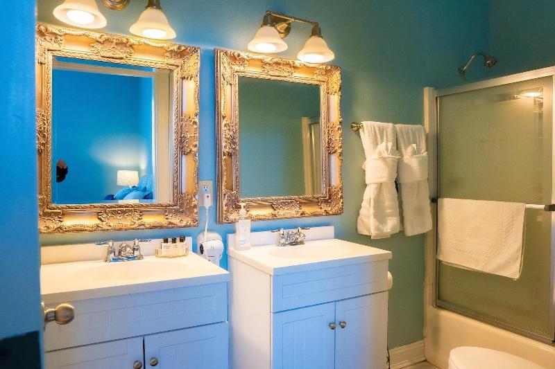 Oak Park Inn image