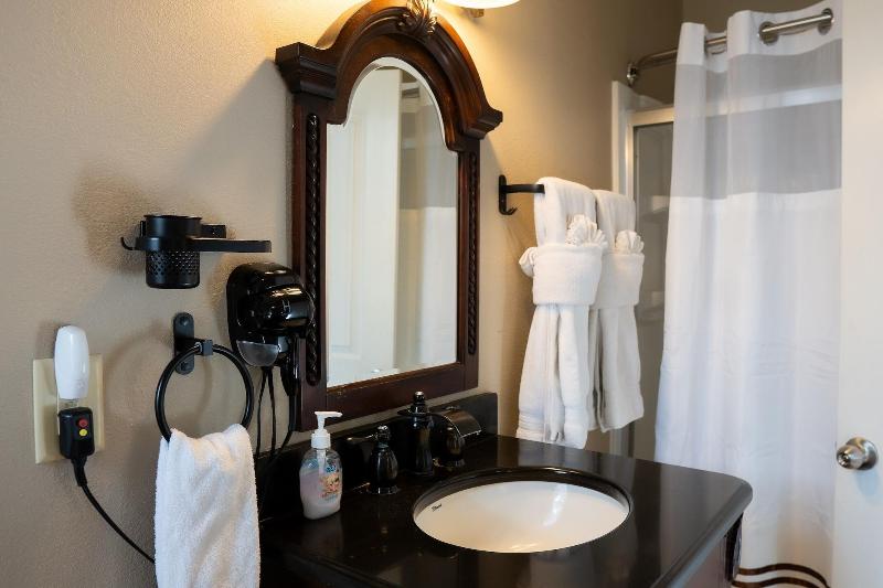 Oak Park Inn image