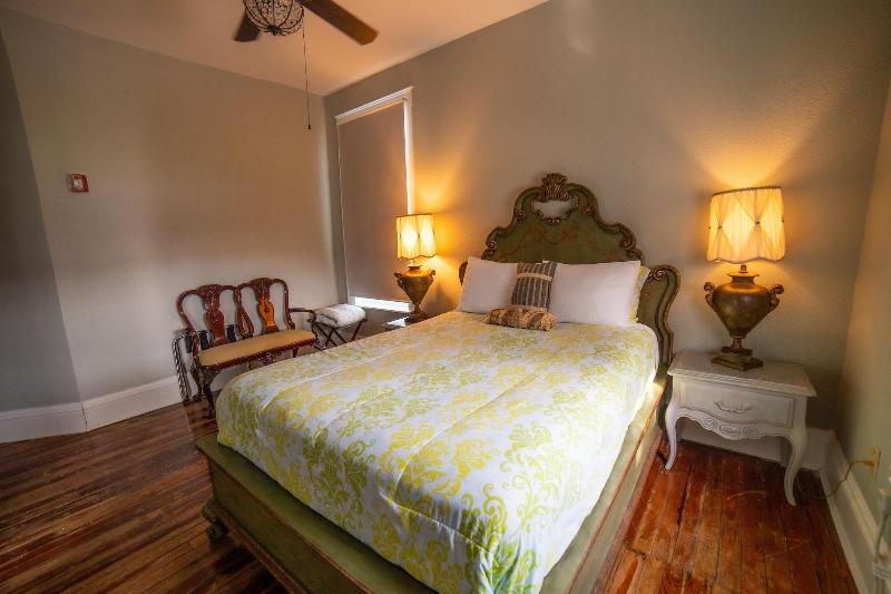 Oak Park Inn image