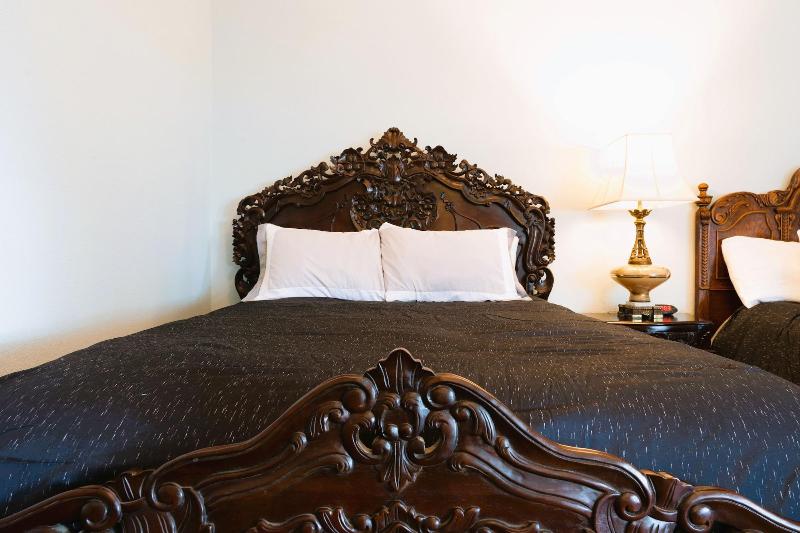 Oak Park Inn image