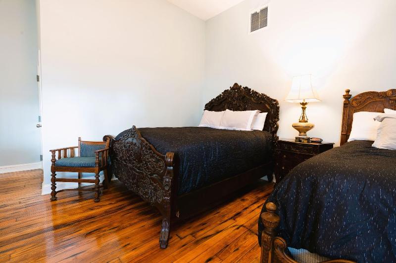 Oak Park Inn image