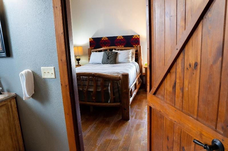 Oak Park Inn image