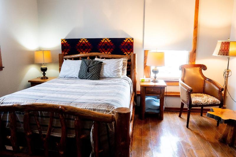 Oak Park Inn image