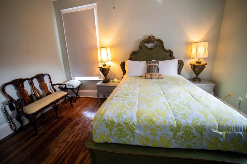 Oak Park Inn image