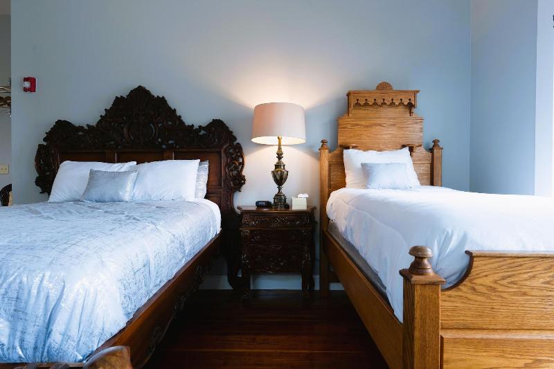 Oak Park Inn image