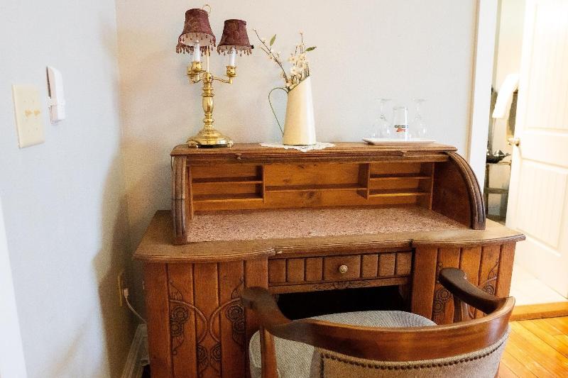 Oak Park Inn image