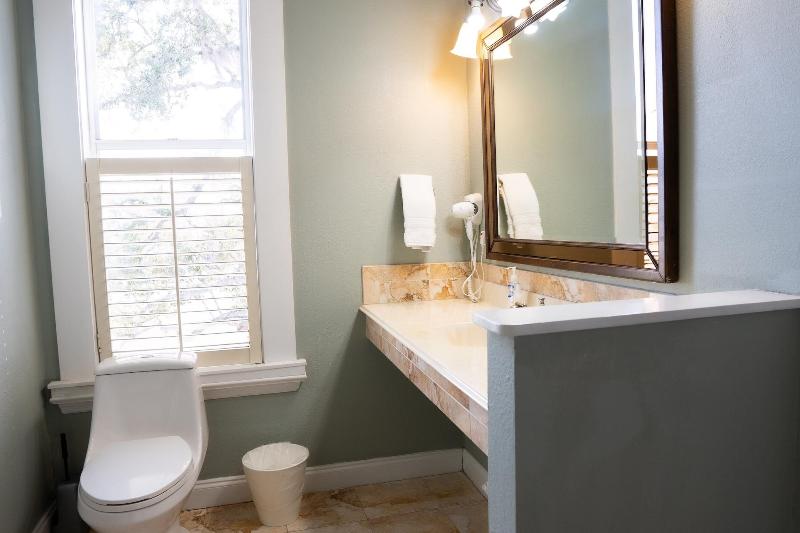 Oak Park Inn image