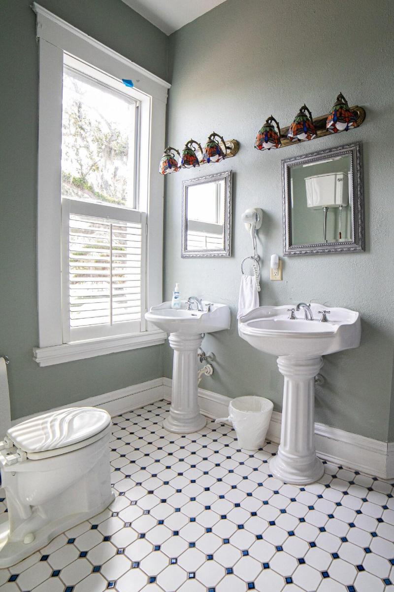 Oak Park Inn image
