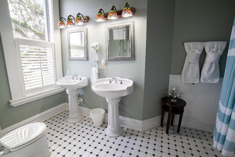 Oak Park Inn image