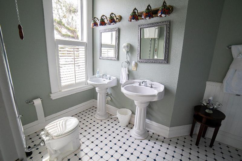 Oak Park Inn image