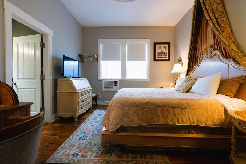 Oak Park Inn image