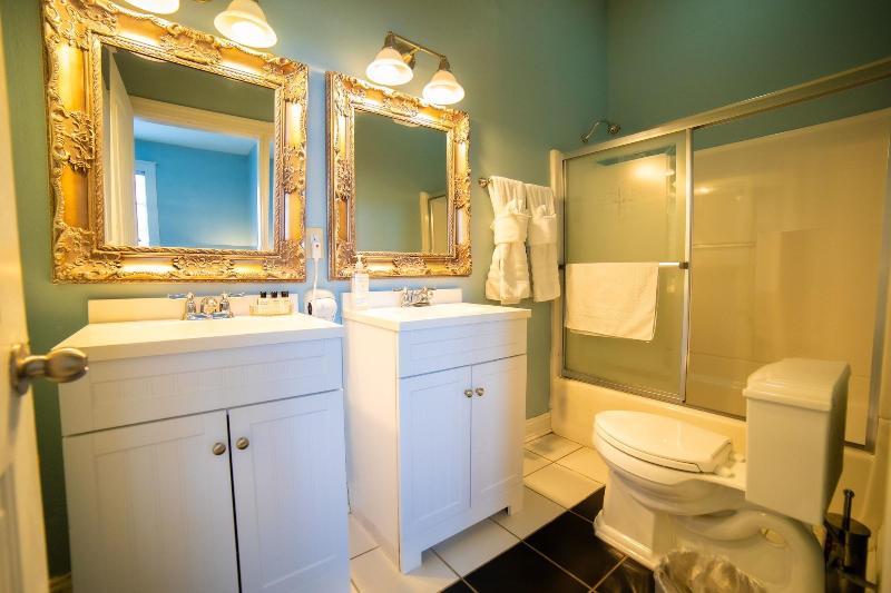 Oak Park Inn image