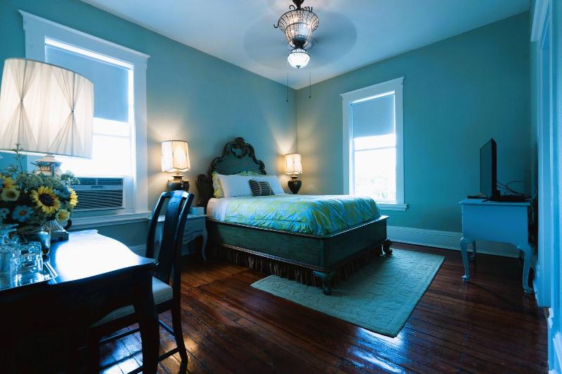 Oak Park Inn image