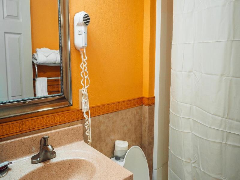Quiet Corner Inn Brooklyn image