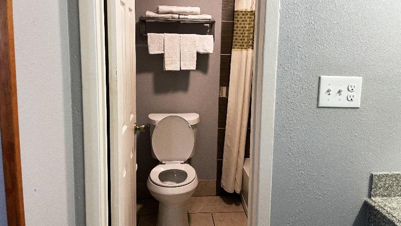 Royal Inn Linden image 8