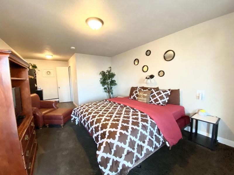 Roundtop Mountain Motel image